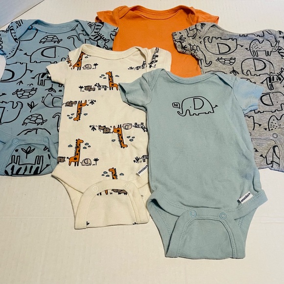 Gerber baby Onesies| Newborn| Animal Print theme| - Picture 1 of 7